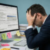 エクセルマクロの引き継ぎで困っているビジネスマン